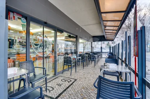 Pastry shop in Moscavide with terrace and own production