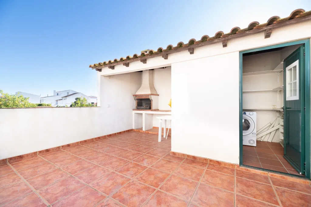 5-bedr. house in Salvaterra de Magos with patio