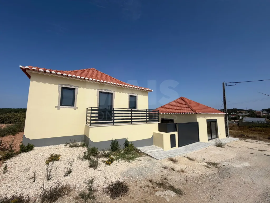 Fully Renovated 3-Bedroom House | Courtyard and Outbuildings | São Bartolomeu dos Galegos, Lourinhã