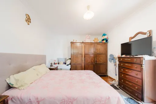 Moradia T2 em Alcanede, Santarém com Jardim e Terreno Urbano