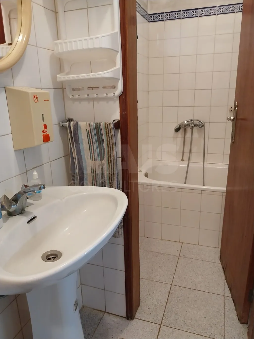 Moradia Bi Familiar para remodelar em Propriedade Horizontal