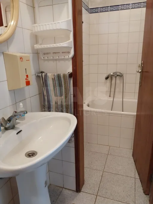 Moradia Bi Familiar para remodelar em Propriedade Horizontal