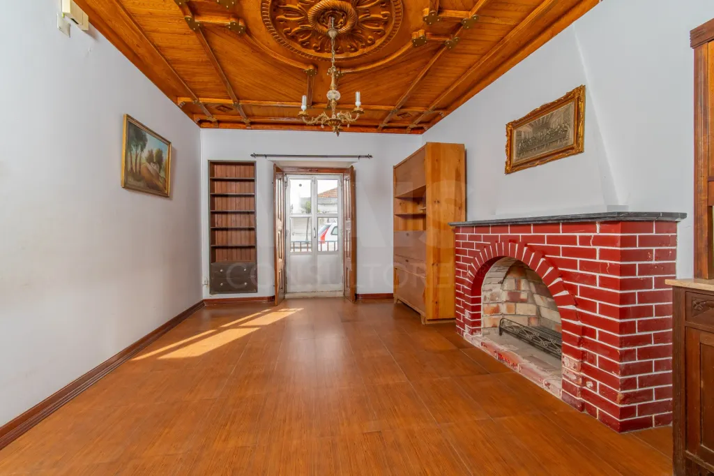 4-Bedroom House with Garage in Marinhais