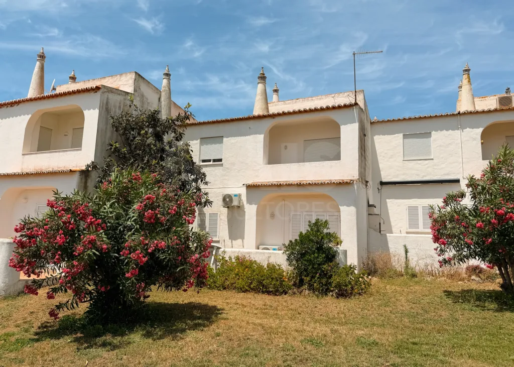 T1 na Vila Senhora da Rocha | Praia a 70 m | 4 Piscinas | 9 Hectares de Jardins| Caminhadas em Segurança Porches – Lagoa – Algarve | T1 onde pode deixar o carro estacionado e viver o Algarve a pé.