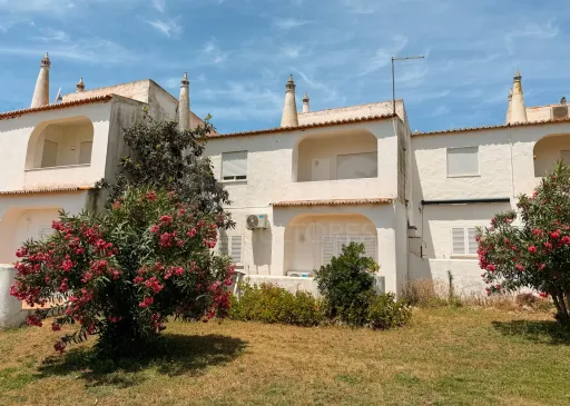 T1 na Vila Senhora da Rocha | Praia a 70 m | 4 Piscinas | 9 Hectares de Jardins| Caminhadas em Segurança Porches – Lagoa – Algarve | T1 onde pode deixar o carro estacionado e viver o Algarve a pé.