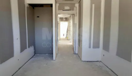 Moradia Térrea T4 com Suite Master, Piscina de Água Salgada, Garagem e Acabamentos Premium !