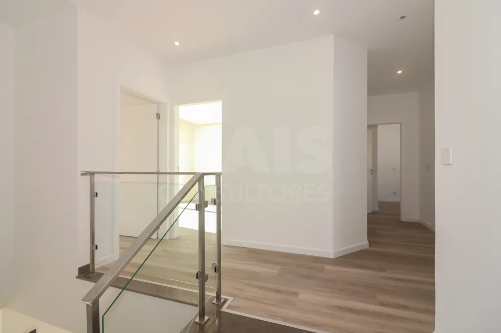House 4 Bedrooms Juncalinho gated community