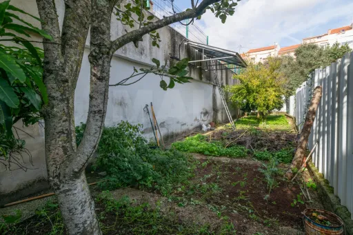 Dois Lotes de Terreno Urbanos em Famões
