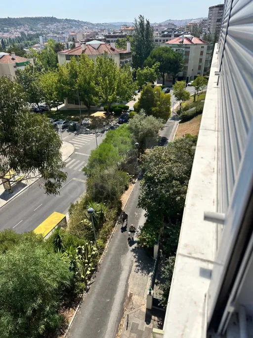 T2 com Cozinha Equipada e Varanda junto ao Metro de Odivelas