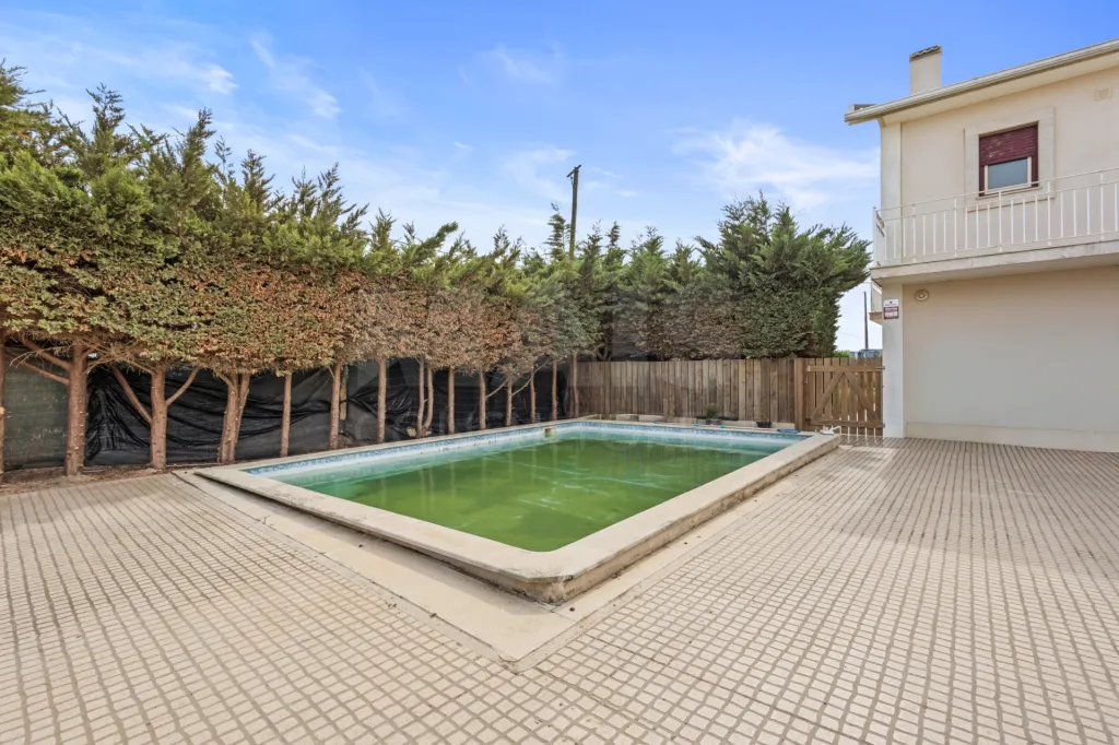 Moradia T5 com piscina e garagem em terreno de 2.000m2 na Bufarda