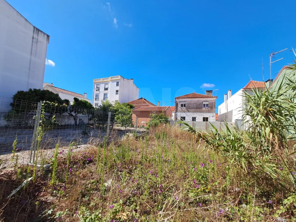 Terreno para construção de prédio junto à Fonte Luminosa