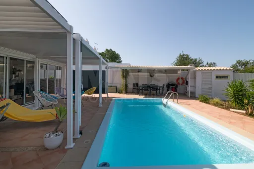 Moradia V2 em Albufeira com piscina
