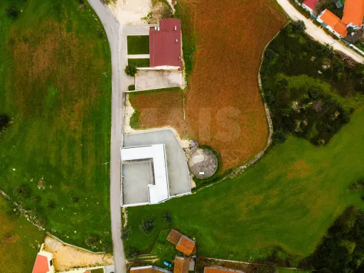 Modern 3-bedr. house on plot of land w/ 2.610m2