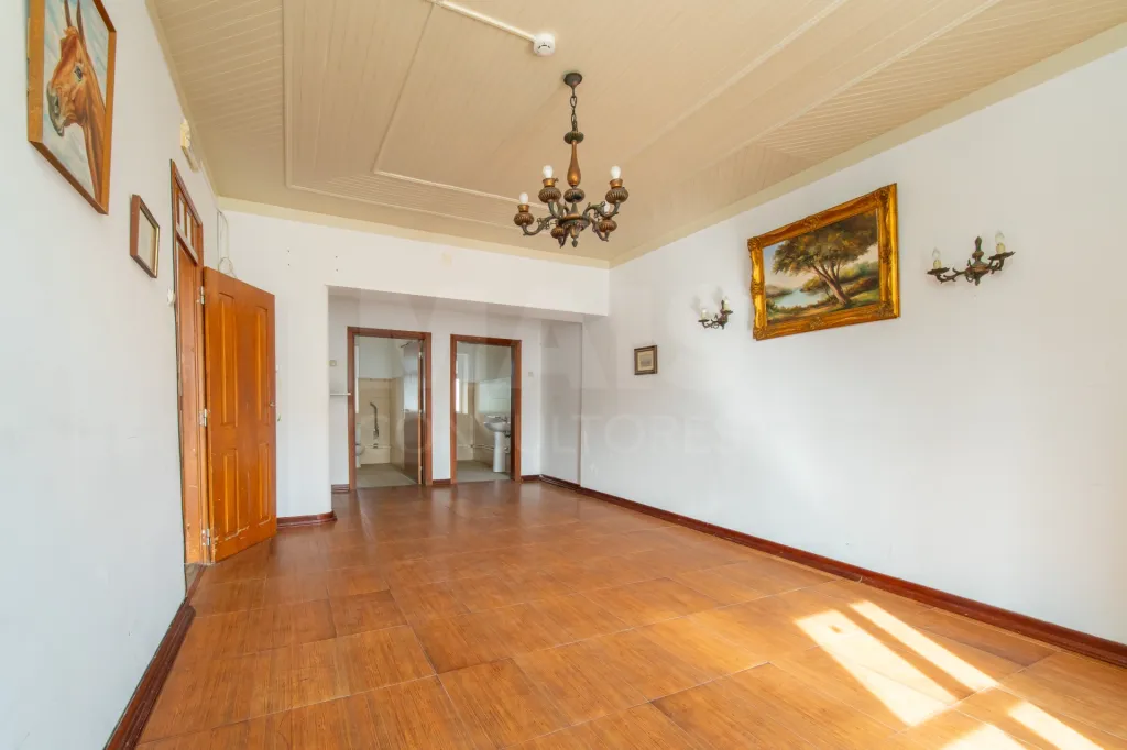4-Bedroom House with Garage in Marinhais
