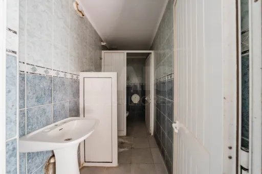 Moradia T3 com comércio e terraço no Coto