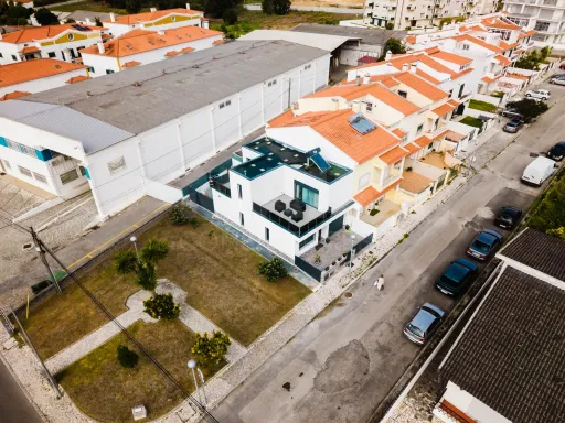 NÃO PUBLICAR Moradia T3 Semi-Nova no centro da cidade com garagem e terraço privativo