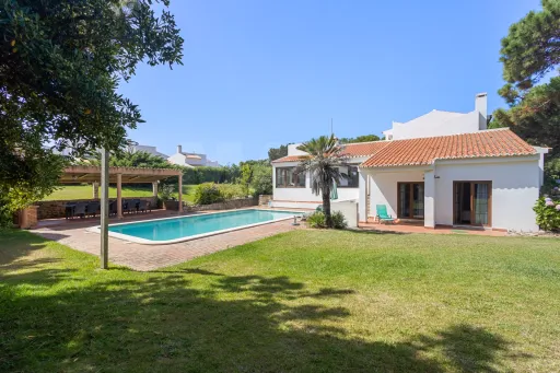 Moradia com piscina em lote de 1500m2 na Praia d'el Rey