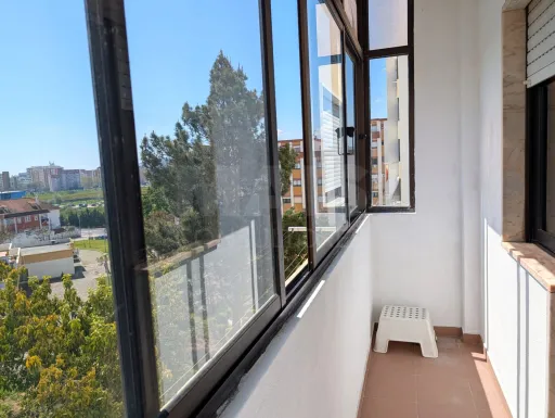 Apartamento T2 com 2 varandas fechadas e Prédio com Elevador – Varzinha, Setúbal