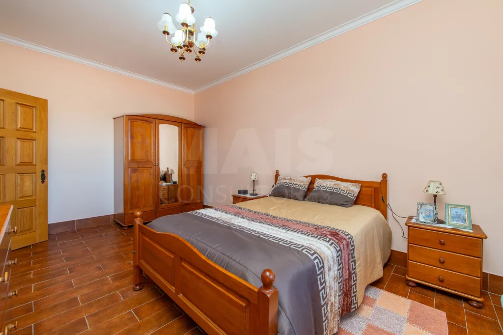 4-Bedroom House with Pool, 3 Garages, and 3,179 m² of Land in Almeirim