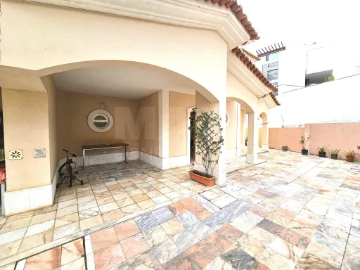 Moradia Geminada V4 com Logradouro e Estacionamento em Leceia - Oeiras