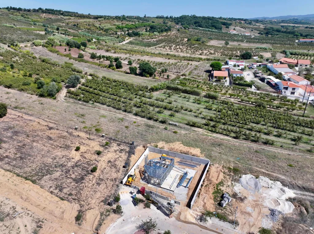Moradia T3 Geminada c/ 1 Suite, Jardim, Parqueamento e Piscina! (LT2)