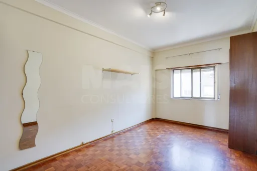 3-Bedroom Apartment with Excellent Sun Exposure | Balconies | Storage Room | Metro 600 m Away | Olival Basto – Odivelas
