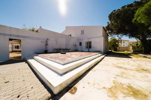 Imóvel com Vista Mar e Elevado Potencial Turístico a Minutos das Praias de Peniche