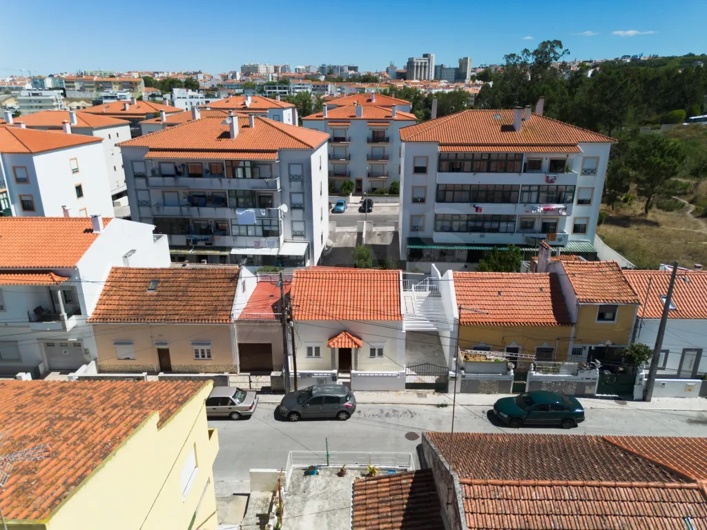 Moradia Térrea T3 com sótão aproveitado , estacionamento e espaço exterior