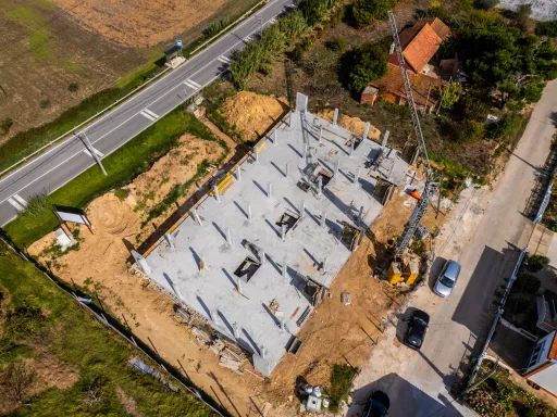 Moradia T3 em construção com piscina privada