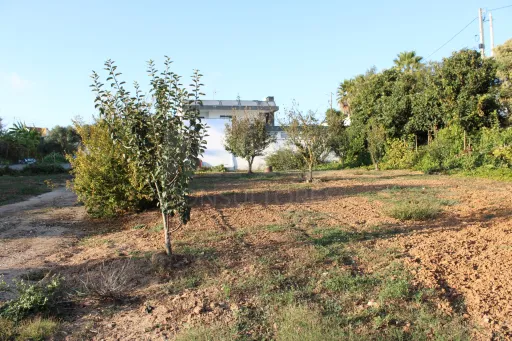 Terreno com projeto aprovado para uma moradia pronto a ser construído.