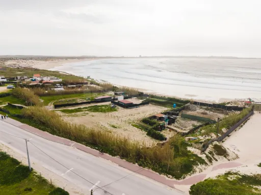 Terreno de 1980 m2 ao lado da praia.