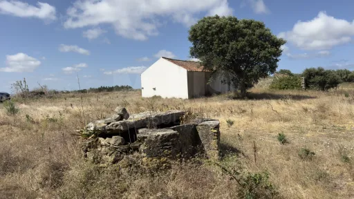Armazém de charme em terreno rústico com quase 7.000 m²