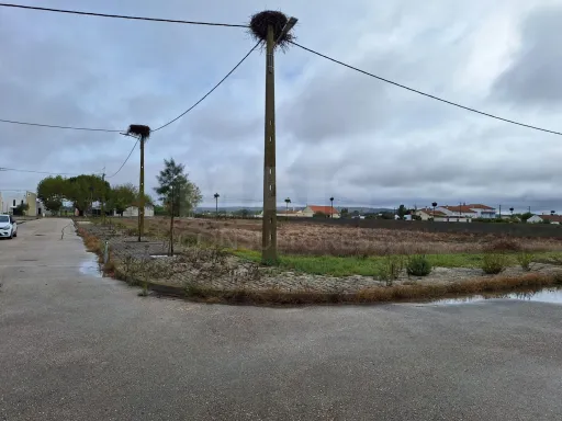 Terreno Urbano com 9606 m2 para construção de 14 moradias até 2 pisos com garagem e anexo.