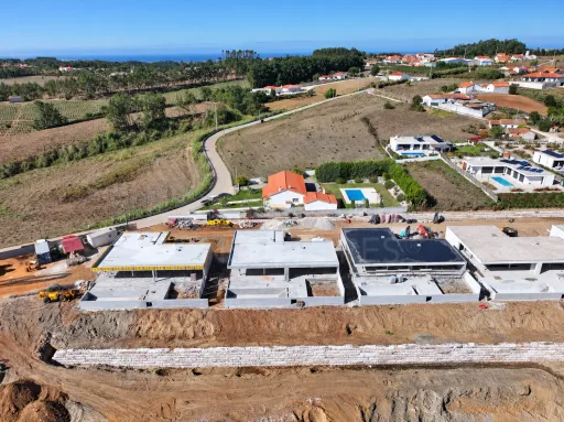 Moradia Térrea T4 c/ Suite Master, Jardim, Piscina e Garagem para 2as Viaturas | ALCOBAÇA | OFF MARKET