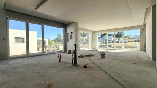 Moradia Térrea T4 com Suite Master, Piscina de Água Salgada, Garagem e Acabamentos Premium !