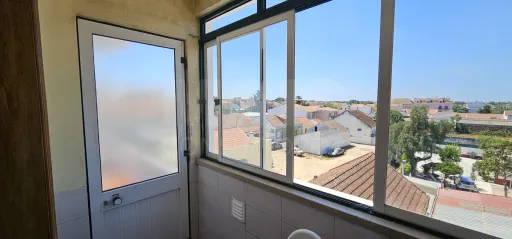 Apartamento T3 no Centro de Alpiarça | Áreas Generosas, Varandas e Excelente Localização