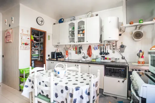 2-Bedroom Apartment in the Heart of Cadaval – Comfort, Location, and Potential!