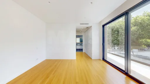Moradia nova com piscina T4 em Linda a Velha