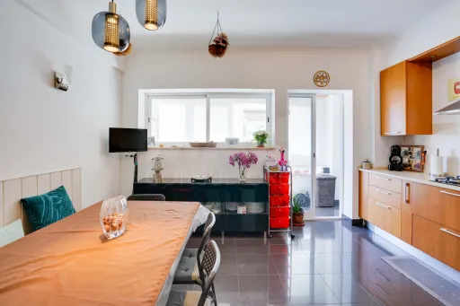 Apartamento T4 Remodelado na Rua Bartolomeu Dias na Portela de Sacavém