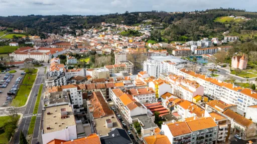 Loja e cave para serviços no centro de Alcobaça