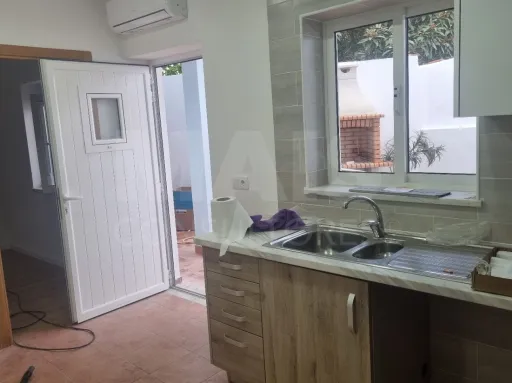 Prédio em propriedade total de r/c e 1º andar, susc. de utilização independente, em  ALFERRAREDE | ABRANTES