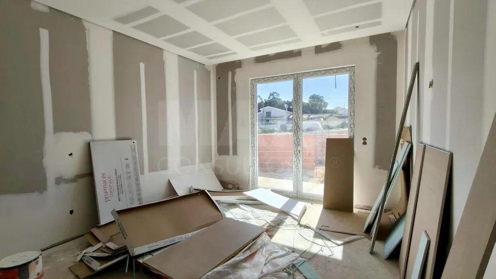 Moradia Térrea T4 com Suite Master, Piscina de Água Salgada, Garagem e Acabamentos Premium !