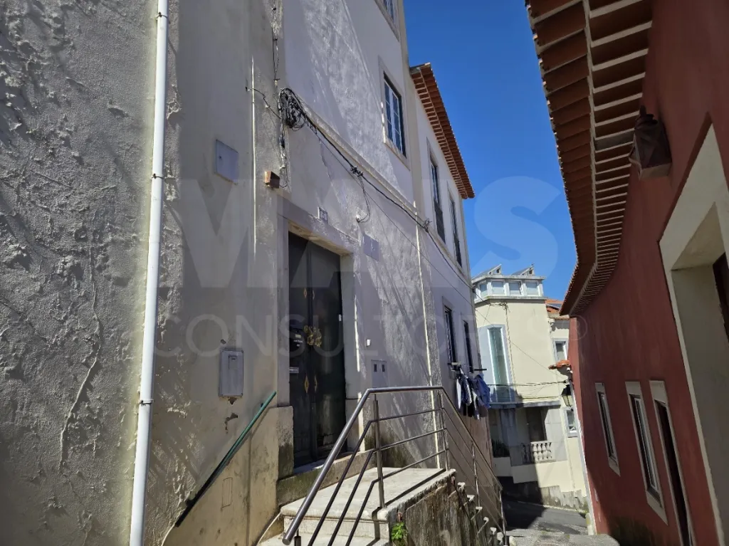 Prédio no Centro de Torres Novas com Jardim e Forte Potencial para constituição de Propriedade Horizontal com elevada rentabilidade de investimento