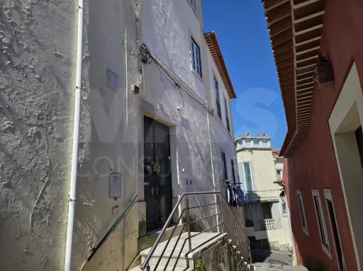 Prédio no Centro de Torres Novas com Jardim e Forte Potencial para constituição de Propriedade Horizontal com elevada rentabilidade de investimento