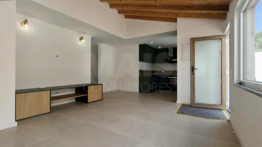 Moradia Térrea c/ Piscina, Jardim, Anexo, Garagem e Parqueamento, Inserida em Lote de 3.476m2 !