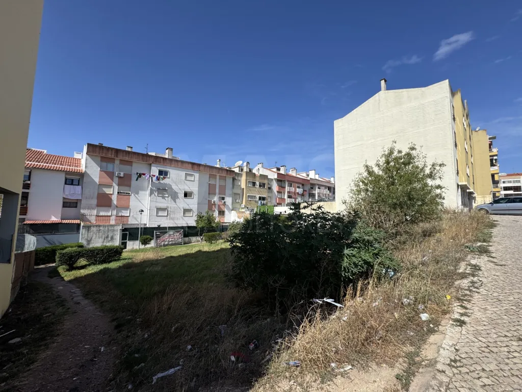 Terreno Urbano - Construção Brandoa, Amadora