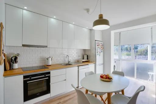 T2 Moderno, 3 frentes c/arrecadação | Queluz Ocidental