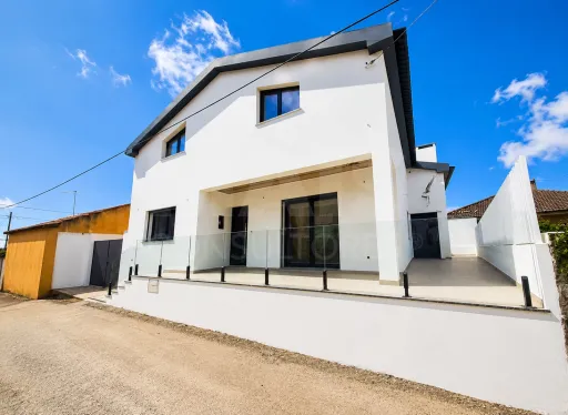 Moradia Isolada em Remodelação – O refúgio junto à Barragem de São Domingos, Peniche