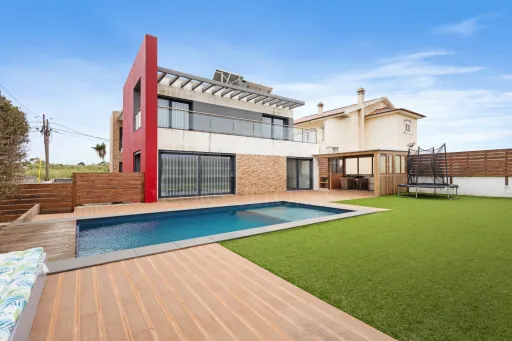 Deslumbrante Moradia T5 com Vista Mar, Piscina Privada e Excelente Exposição Solar