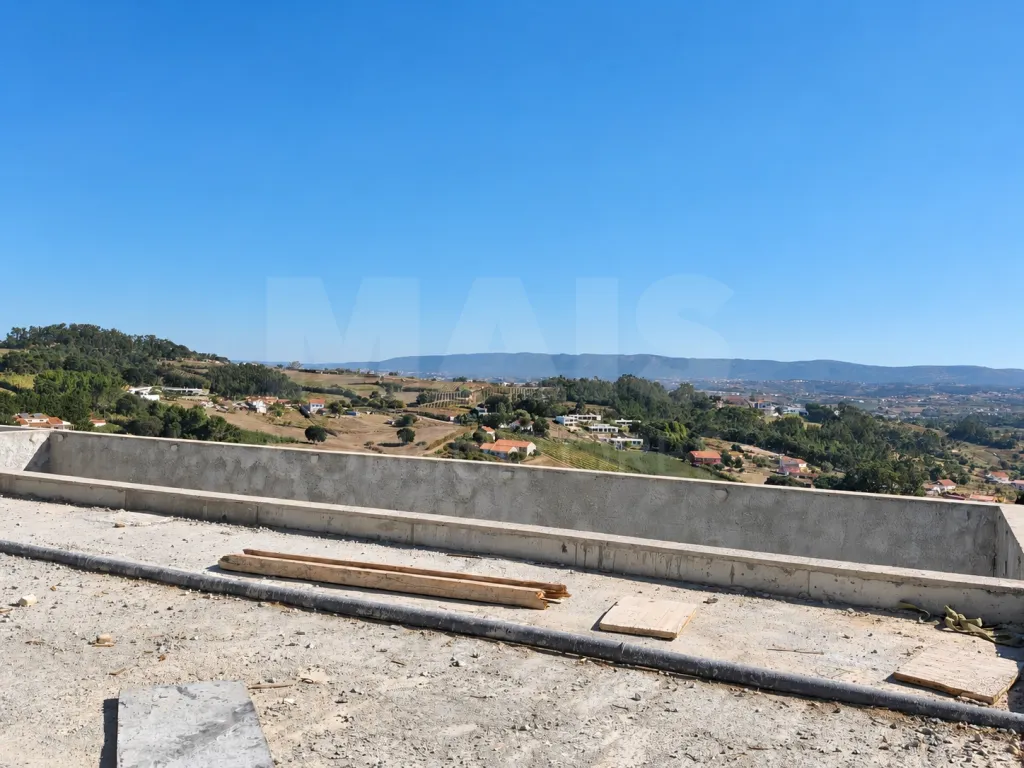 Single-Story 3-Bedroom + 1 House with Master Suite, Garden, Pool, and Garage for 2 Cars | ALCOBAÇA | OFF-MARKET